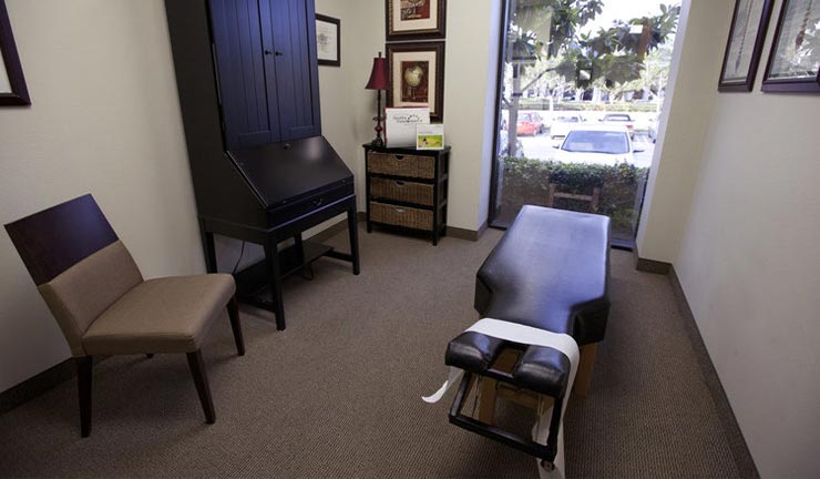 treatment room of DiSiena & Irvine Chiropractic, Brain Wellness, and Nutrition